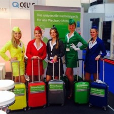 Maria arbeitet als Promotion auf einer Messe auf der Messe