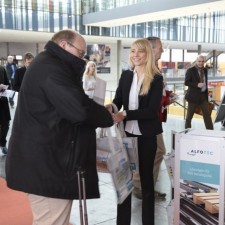 Julia arbeitet als Austeilen von Tragetaschen an die Fachbesucher auf der LogiMAT in Stuttgart auf der Messe
