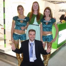 Larissa arbeitet als Promotion auf einer Elektronik Messe auf der Messe