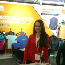 Zuzana arbeitet als Promotion auf der ISPO in München auf der Messe