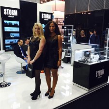 Deborah Florence arbeitet als Standbetreuung auf einer Messe auf der Messe