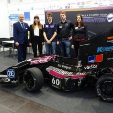 Isabel arbeitet als Typische Aufgaben der Standbetreuung wie Kundenempfang und Catering auf der intec-Messe in Leipzig auf der Messe
