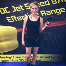 Anuschka arbeitet als Standbetreuung auf der Messe