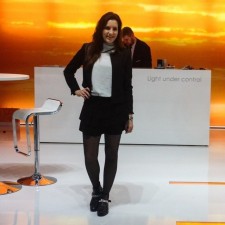 Tina arbeitet als Service & Catering auf einer abendlichen Firmenveranstaltung auf der Messe