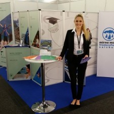 Nadine arbeitet als Hostess auf der Messe
