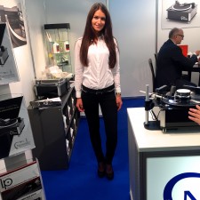 Maria arbeitet als Messehostess auf der Messe