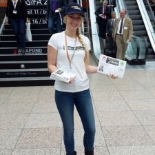 Tabea arbeitet als Promotion der Magazine auf der Messe