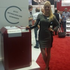 Nadine arbeitet als Promotion auf der Messe