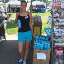 Hannah-Madeleine arbeitet als Promotion von Sporternäherungs-Produkten auf der Messe
