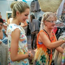 Lea arbeitet als Verkaufshostess auf der Messe