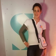 Steffi arbeitet als Promotion auf der Messe