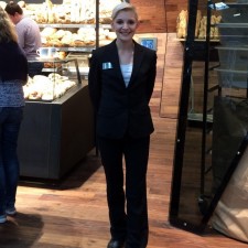 Isabel arbeitet als Messehostess auf der Messe