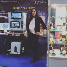 Tina arbeitet als Messehostess auf der Messe