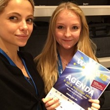 Natalie arbeitet als Taschenausgabe auf der Messe