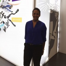Athina arbeitet als Messehostess auf der Messe