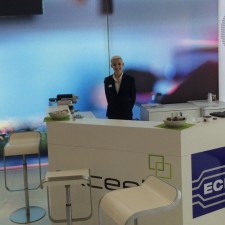 Isabel arbeitet als Messehostess auf der Messe