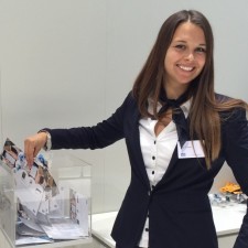 Lisa arbeitet als Catering auf der Messe
