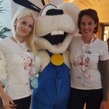 Steffi arbeitet als Promotion auf der Messe