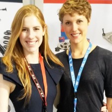 Robyn arbeitet als Messehostess auf der Messe