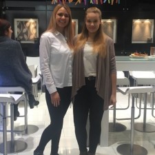 Marie arbeitet als Kundenbetreuung, Catering auf der Messe