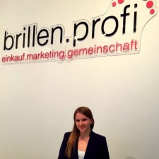 Laura arbeitet als Catering / Service am Messestand auf der Messe