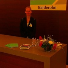 Nadja arbeitet als Eventhelfer  4 (Garderobe) auf der Messe