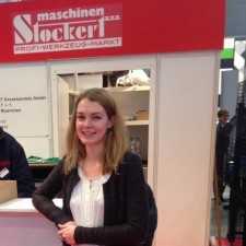 Claudia arbeitet als Messehostess auf der Messe