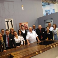 Melissa arbeitet als Catering auf der Messe