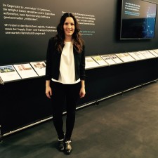 Tina arbeitet als Hostess auf der Messe