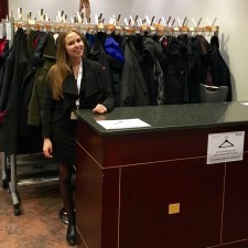 Silke arbeitet als Garderobe 1 auf der Messe