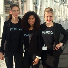 Charline arbeitet als Promotion auf der Messe