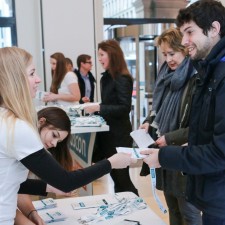 Sina arbeitet als Einlasskontrolle, Garderobe, Zuweisung von Plätzen und Veranstaltungsservice auf der Messe