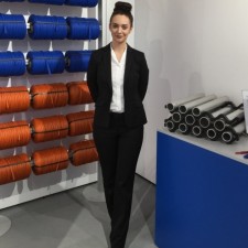 Anna arbeitet als Messehostess auf der Messe