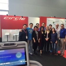 Mira arbeitet als Messehostess auf der Messe