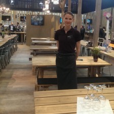 Miriam arbeitet als Servicekräfte auf der Messe