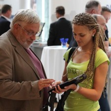 Noemi arbeitet als Modelhostess auf der Messe