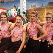 Antonia arbeitet als Hostess late auf der Messe