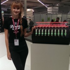Sophia arbeitet als Messehostess auf der Messe