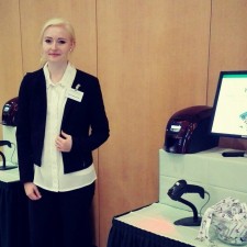 Felicia arbeitet als Eventhelfer 3 (Quick Check In, allgemeine Kongresstätigkeiten) auf der Messe