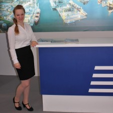Adina Marie arbeitet als Hostess auf der Messe