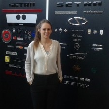 Valentina arbeitet als Hostess auf der Messe
