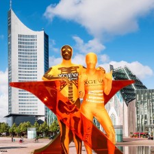 Leo arbeitet als Promotion auf der Messe