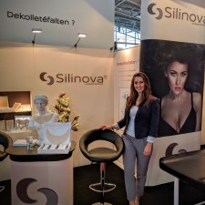 Sophie arbeitet als Hostess auf der Messe