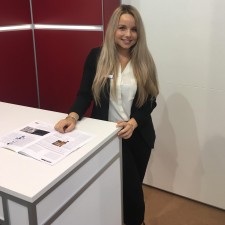 Kira arbeitet als Hostess auf der Messe