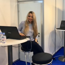 Kira arbeitet als Messehostess auf der Messe