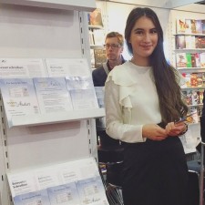 Sinem arbeitet als Messehostess auf der Messe