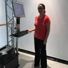 Daniela arbeitet als Registrierung auf der Messe
