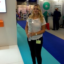 Mara arbeitet als Promoter auf der Messe