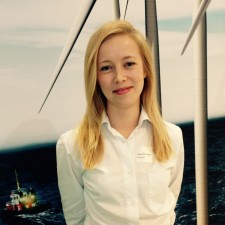 Laura arbeitet als Hostess auf der Messe