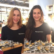 Sara arbeitet als Promoter auf der Messe